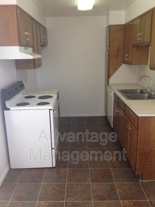 Building Photo - 842 50 E