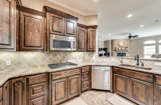 Building Photo - 5505 San Clemente Dr