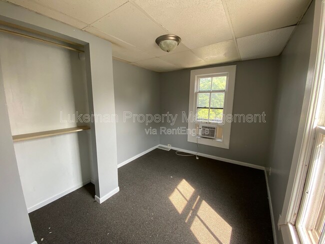 Building Photo - 827 W Cedar St