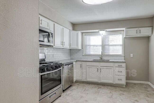 Building Photo - 4811 Martha Truman Rd