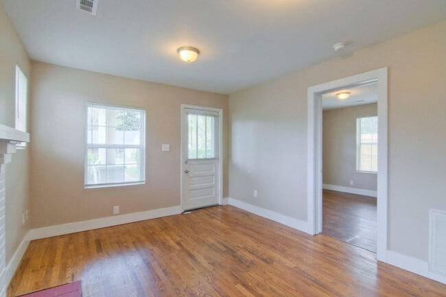 Building Photo - Knoxville 37917 - 2 bedroom, 1 bath home -...