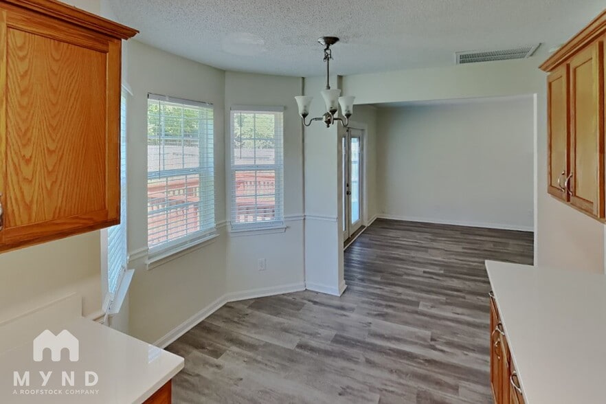 Building Photo - 219 Chattaroy Dr