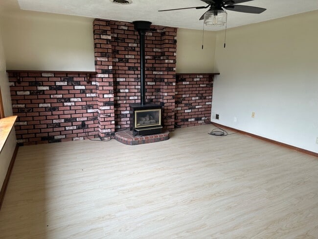 Building Photo - 881 Moyer Ave