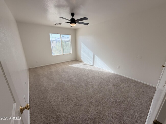 Building Photo - 422 E Saddle Way