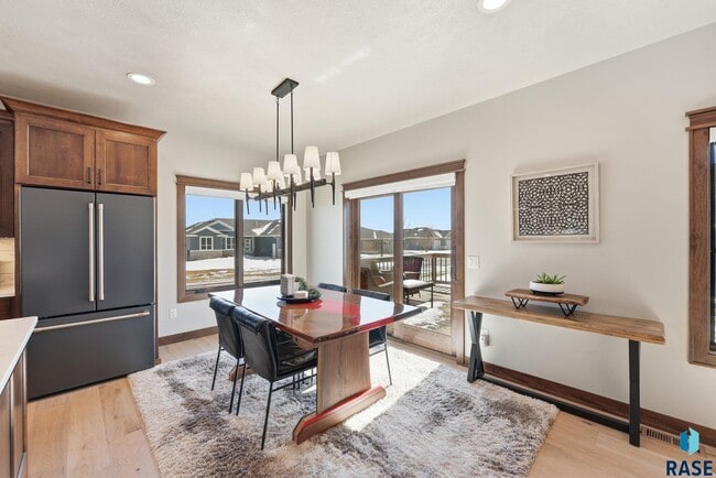 Building Photo - 2701 W Oak Hill Dr