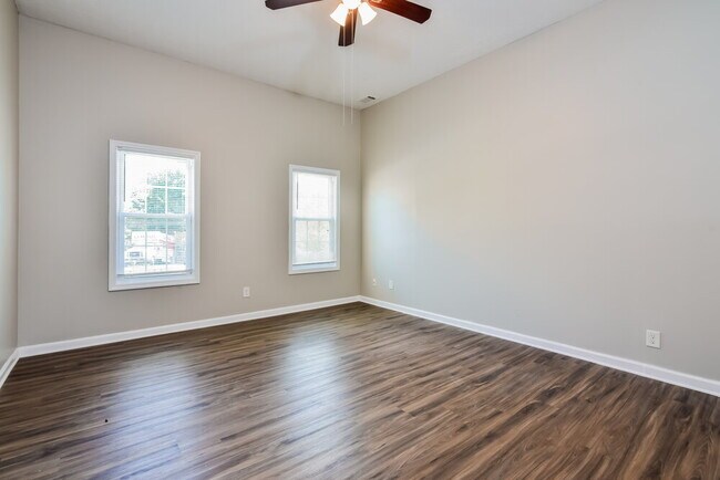 Building Photo - 3443 Oaktree Way