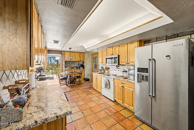Building Photo - 6510 E Dixileta Dr
