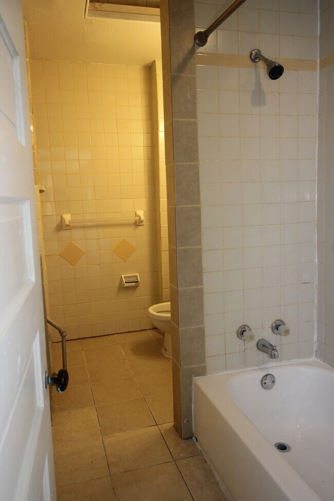 Building Photo - Spacious 5BD/1BA Remington Home w/ W/D! Available 8/14