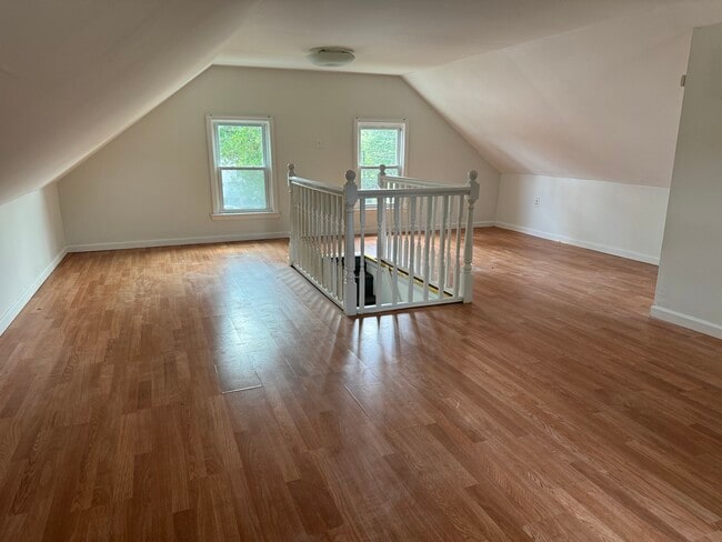 Upstair Loft - 3811 S Main Rd