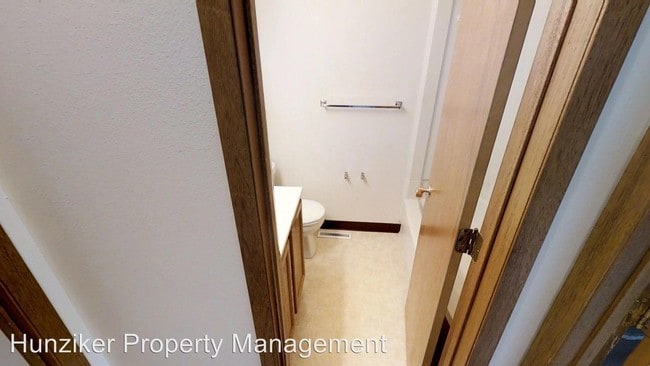 Building Photo - 211 S Sheldon Ave