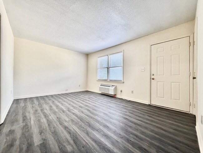 Building Photo - 725 N Privette St