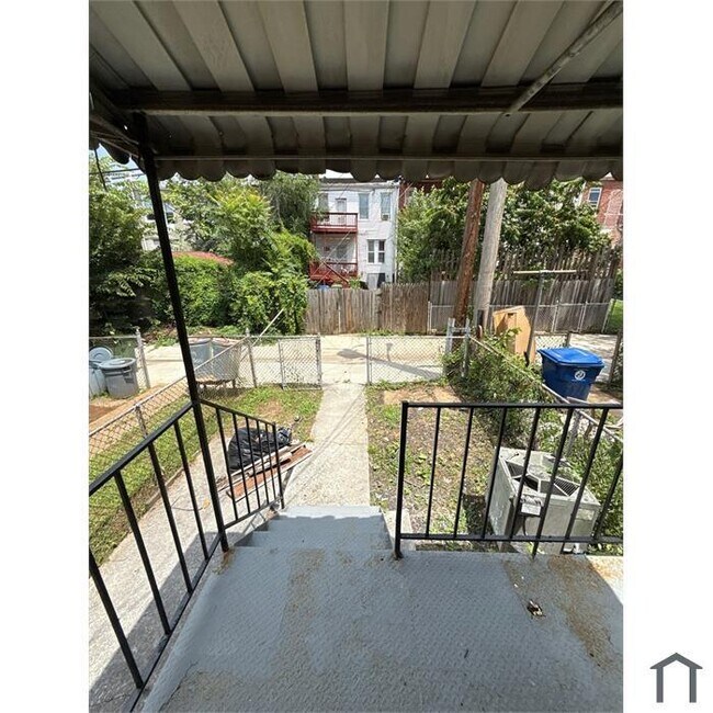 Building Photo - 2 Bedroom Fenced In Home