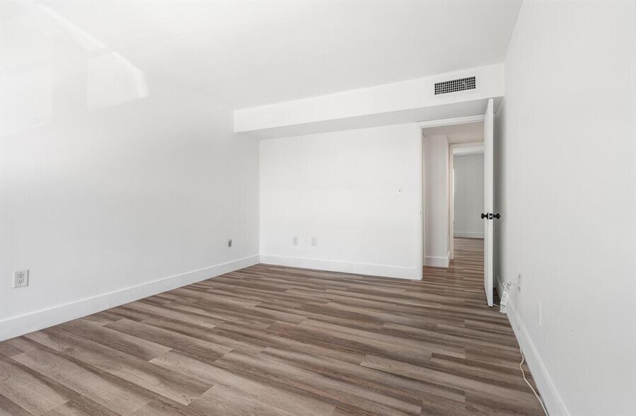 Building Photo - 809 W Oakland Park Blvd