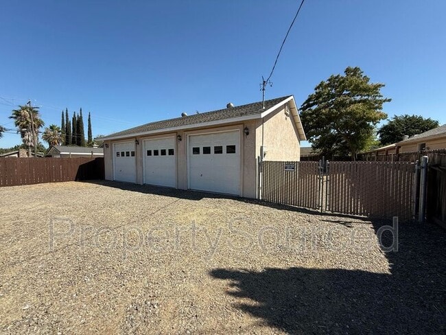 Building Photo - 524 E Krell Ln