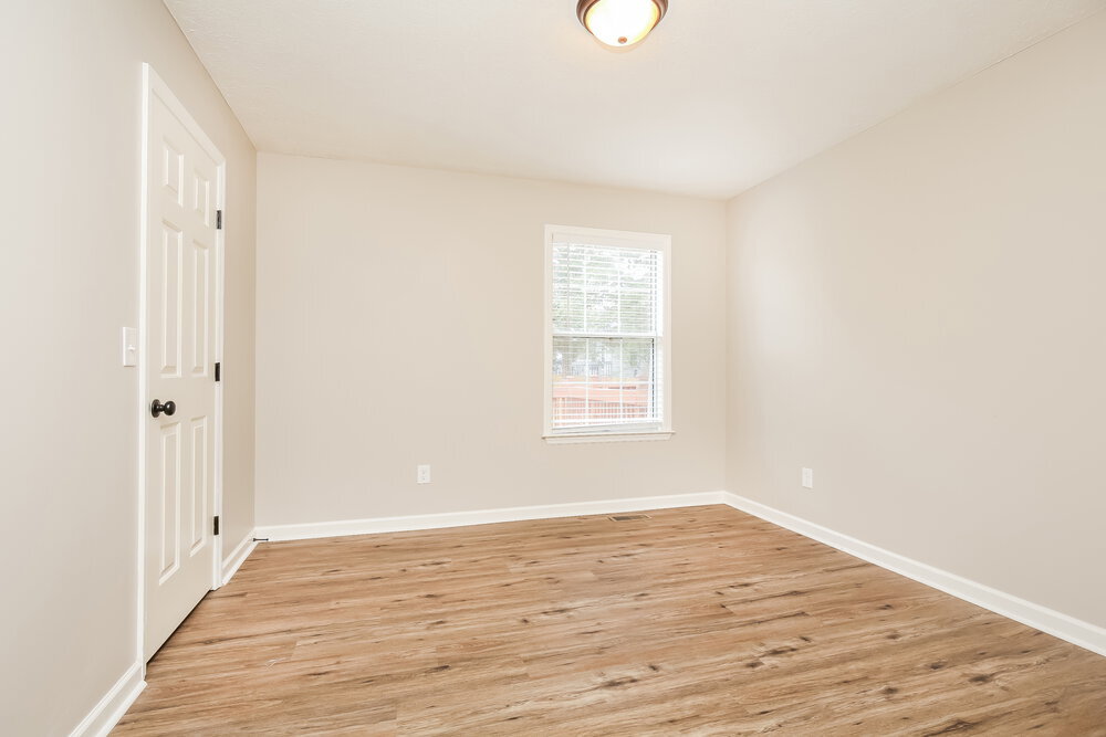 Building Photo - 300 Southlake Dr