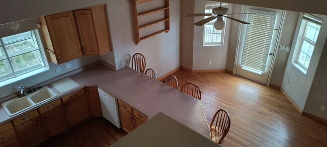 Building Photo - Spacious single family home in a quiet neighborhood