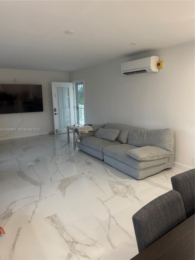 Building Photo - 3922 NE 166th St