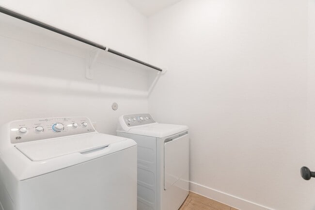 Building Photo - 140 Red Cascade Trl