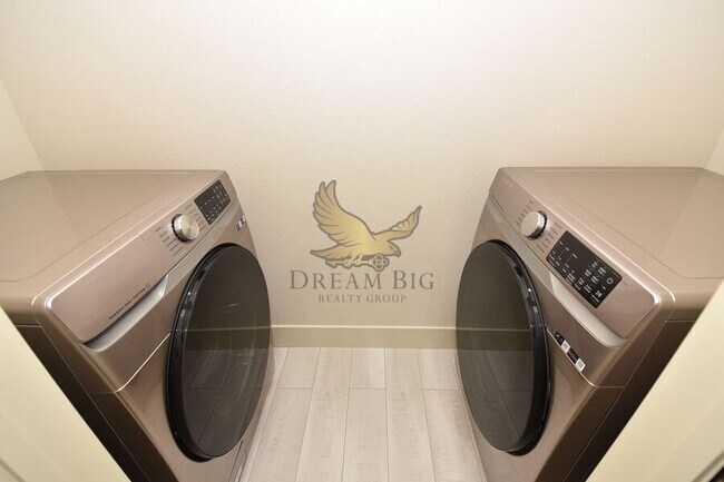 Building Photo - 8000 W Badura Ave