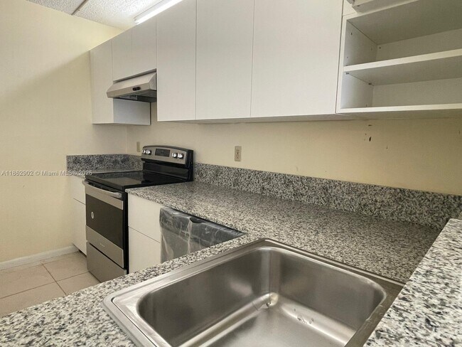 Building Photo - 820 Twin Lakes Dr