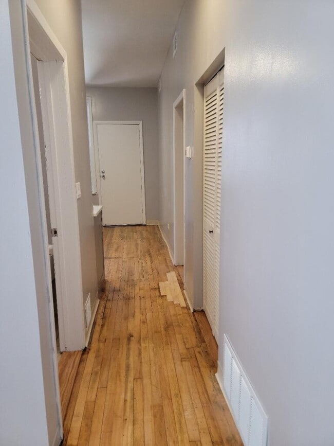 Building Photo - 2952 W Belmont Ave