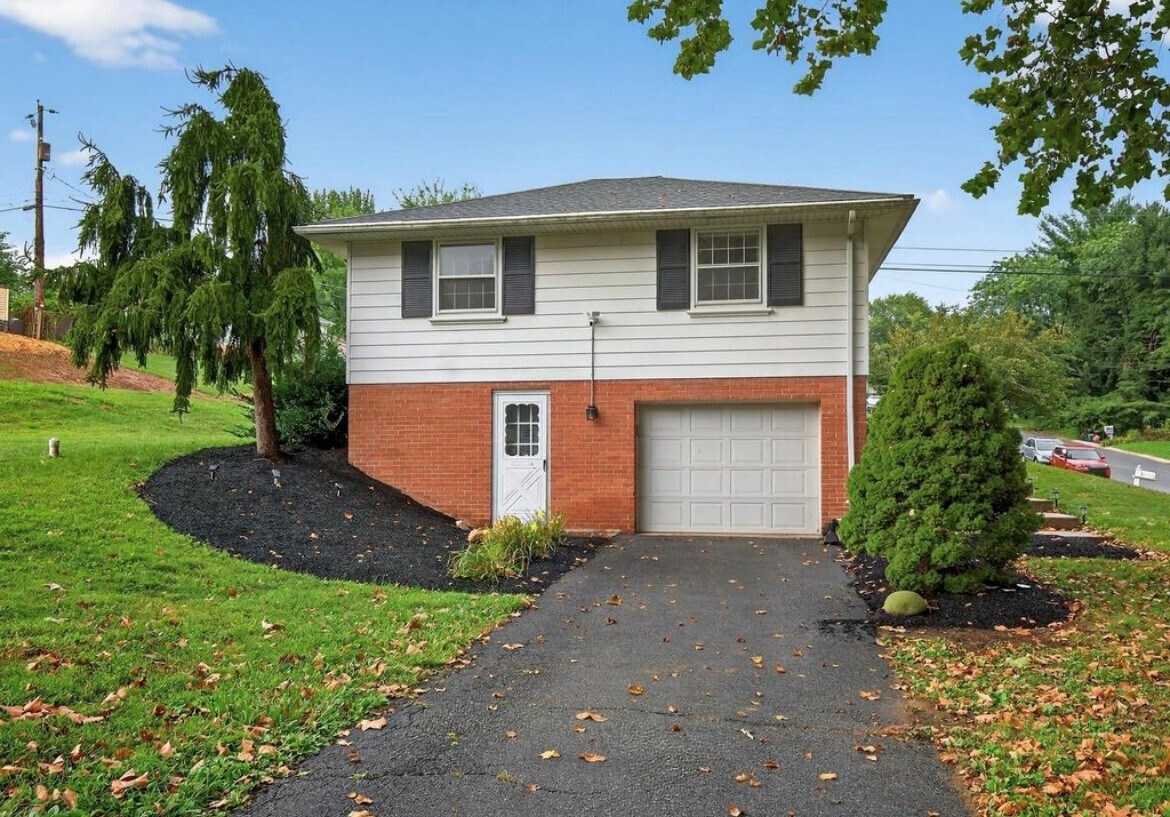 Building Photo - 880 Corvair Rd