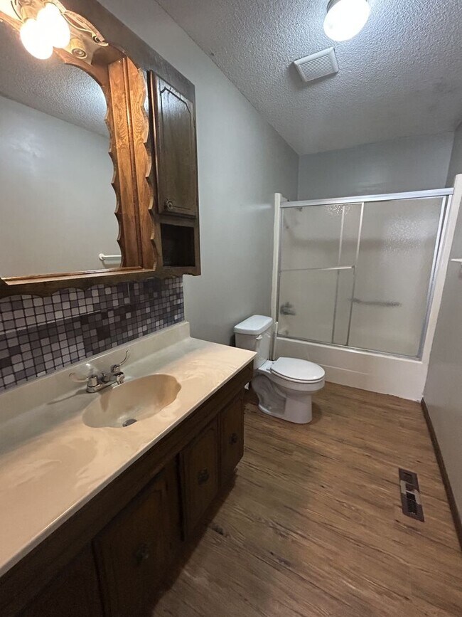 Building Photo - Beautiful 3bd/1ba House - Nice Back Deck!