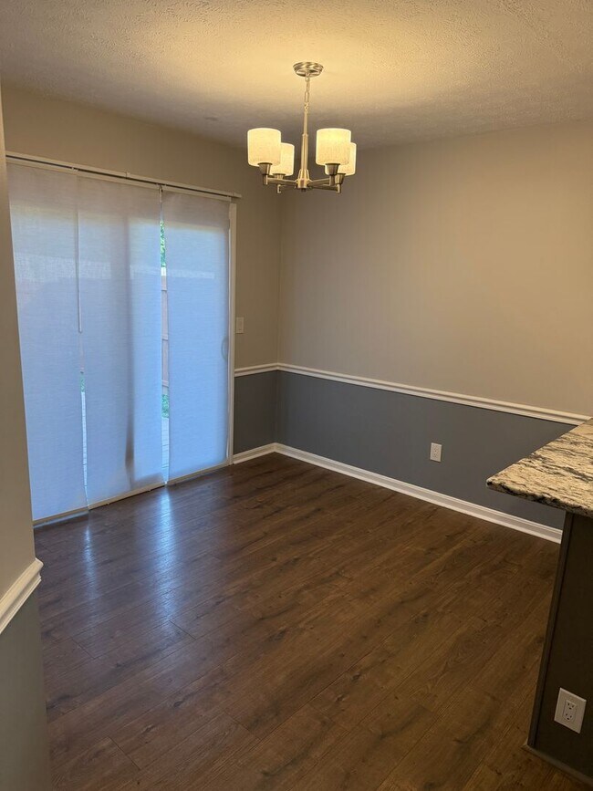 Building Photo - 10412 Pinoak View Dr