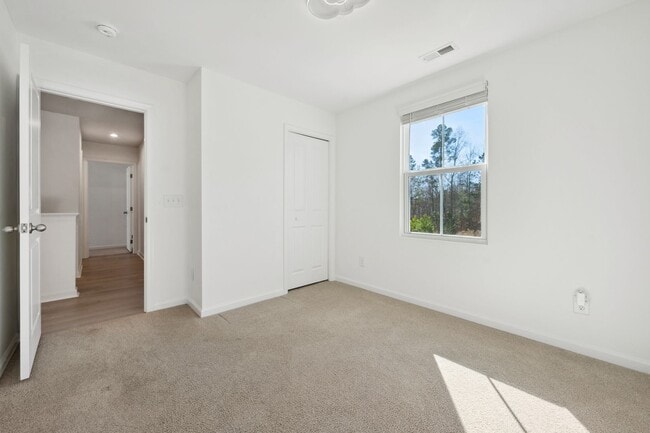 Building Photo - Light and bright 4 bed/ 2,5 bath with fenced back yard and practical glamour!