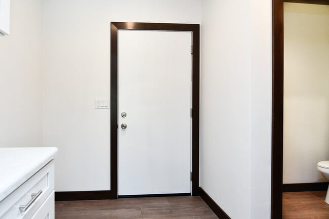 Building Photo - 735 Hoffman Rd