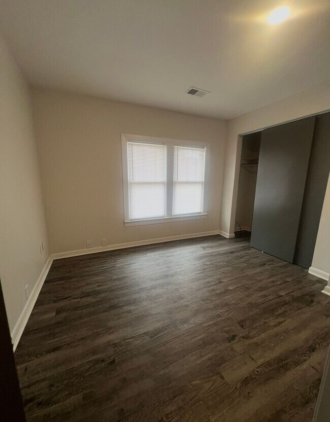 Building Photo - 4 bedroom 2 Bath - Available Now on Main Ave SW