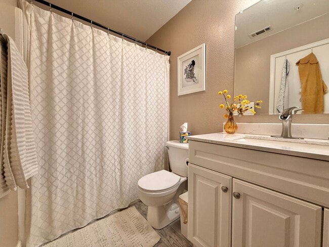 Building Photo - Beautifully Updated Home with Modern Finishes & Private Backyard Retreat!