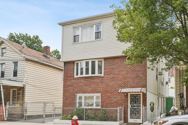 Building Photo - 529 38th St