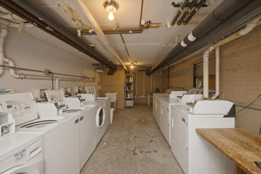 Building Photo - 1849 W Greenleaf Ave