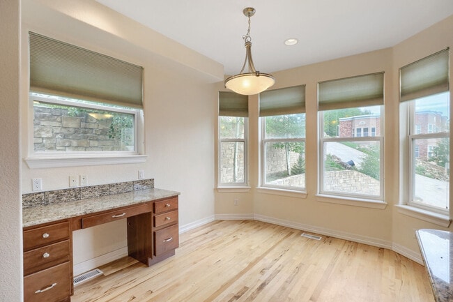 Building Photo - 692 Louis Dr