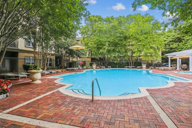 Building Photo - FRESH & READY! 2BD/2BA Next to METRO with ...