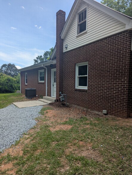 Building Photo - 205 Jones Ave