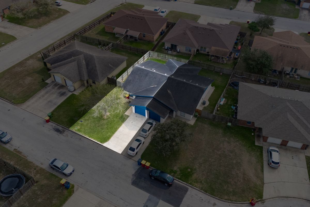 Building Photo - 1307 Lily Ln