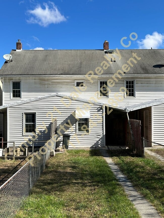 Building Photo - Beautifully redone 3 BR, 1 Bath Townhouse in York Suburban Schools