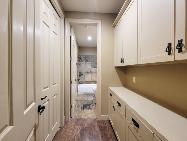 Building Photo - 1605 W 14th St