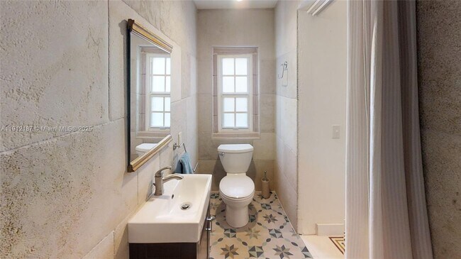 Building Photo - 327 Menores Ave