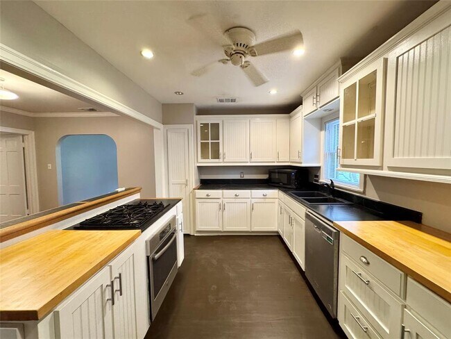 Building Photo - 1300 Crestwood Rd