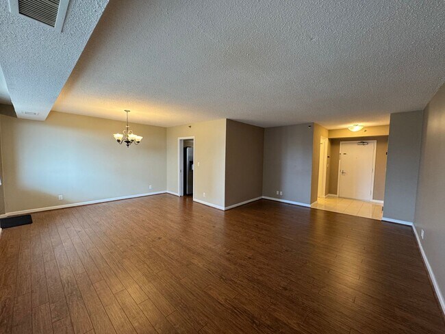 Building Photo - Bright And Spacious 2 Bed 1.5 Bath Condo W...