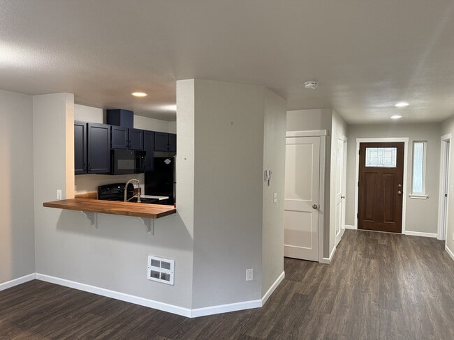 Building Photo - 1480 SE Cole Rd