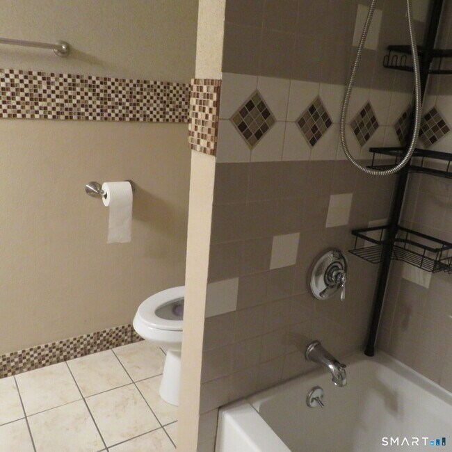 Building Photo - 410 Farmington Ave