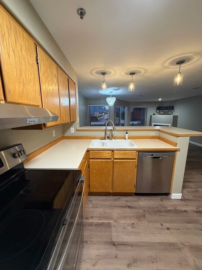 Building Photo - Sunset Shores - Condo For Rent