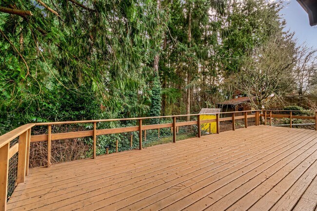 Building Photo - 6 Bedroom Home minutes from Saltwater Park...