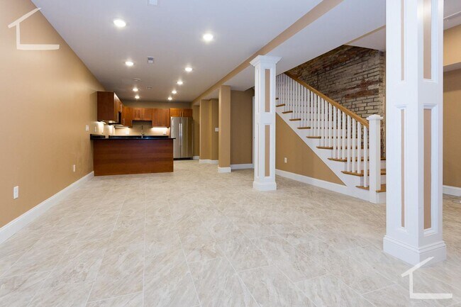 Building Photo - 9/1 Renovated two-level 5BR/2BA near Longw...