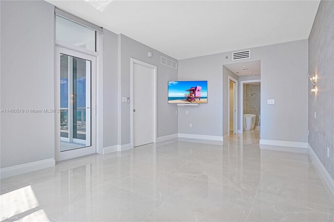 Building Photo - 2 br, 2 bath Condo - 4201 Collins Ave Apt 401