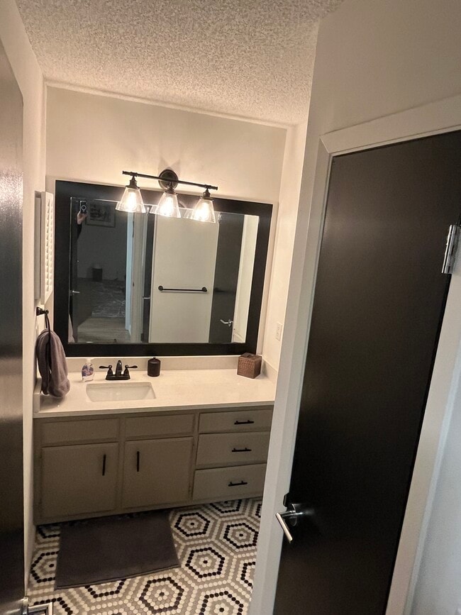 Building Photo - 515 Basswood Ave